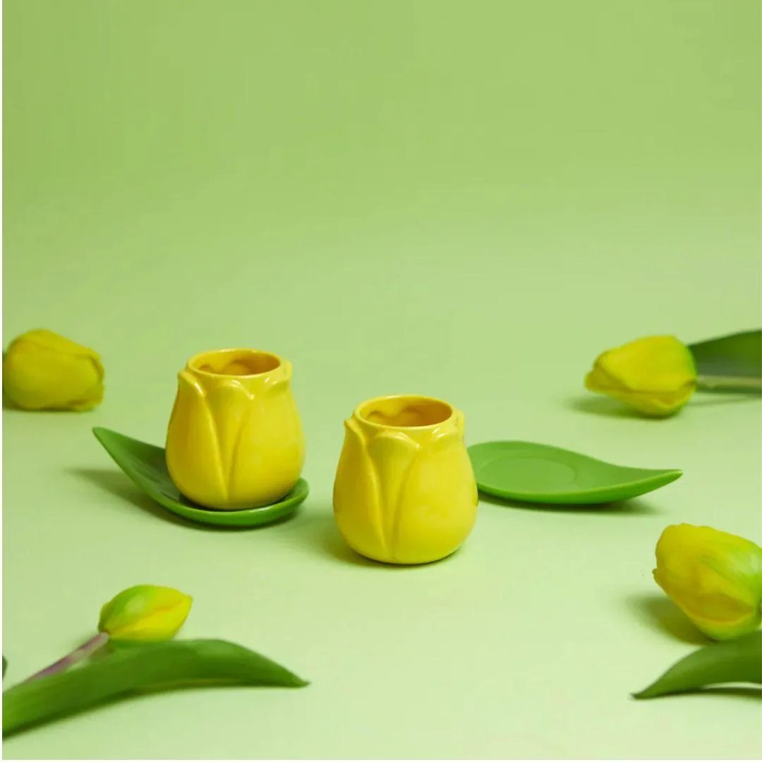 Set 2 tazze da caffè a forma di tulipano giallo con piattini a foglia in ceramica 2